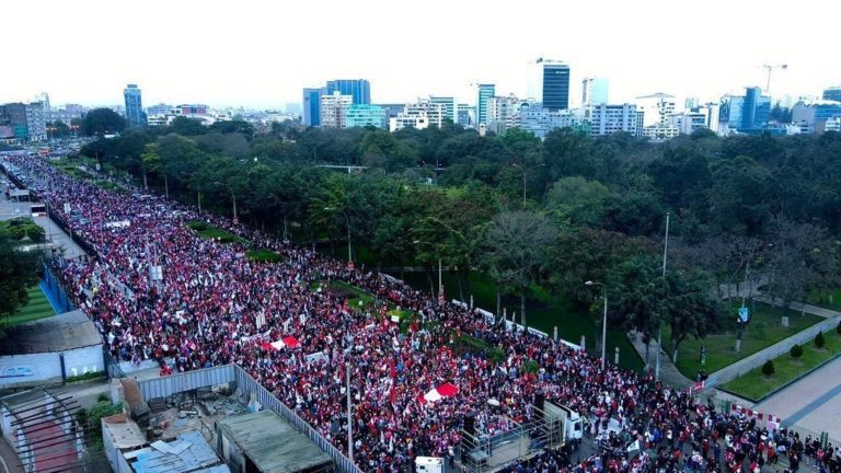 Multitudinaria marcha en Lima contra el gobierno de Pedro Castillo