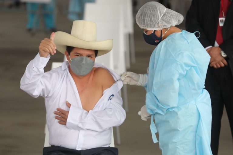 Presidente Castillo recibe primera dosis de la vacuna Sinopharm