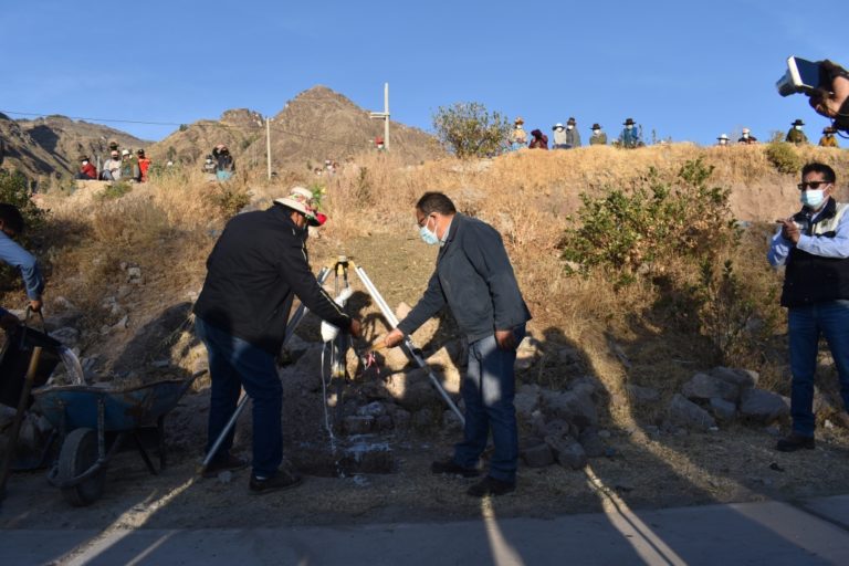 Colocan primera piedra donde se construirá el Complejo Deportivo para Carumas