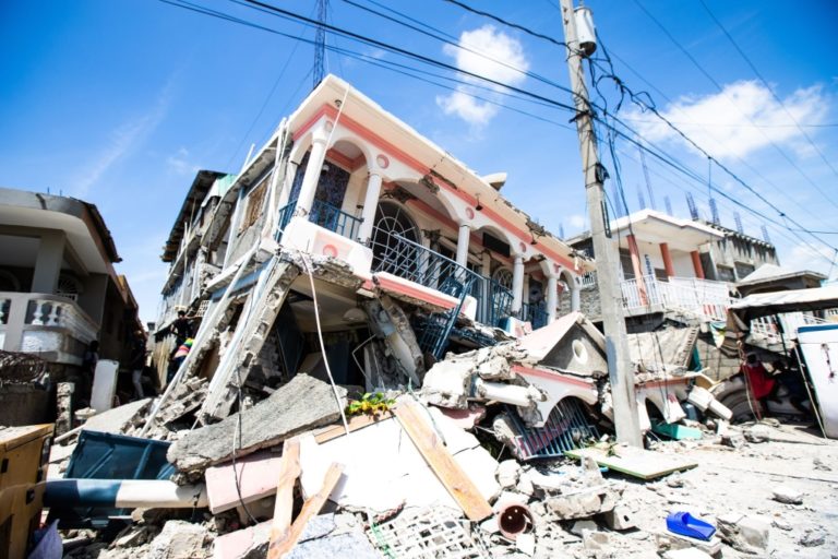 Haití registra 227 muertos tras terremoto de 7.2 grados