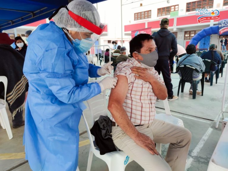Punta de Bombón: hoy vacunarán a mayores de 50 años
