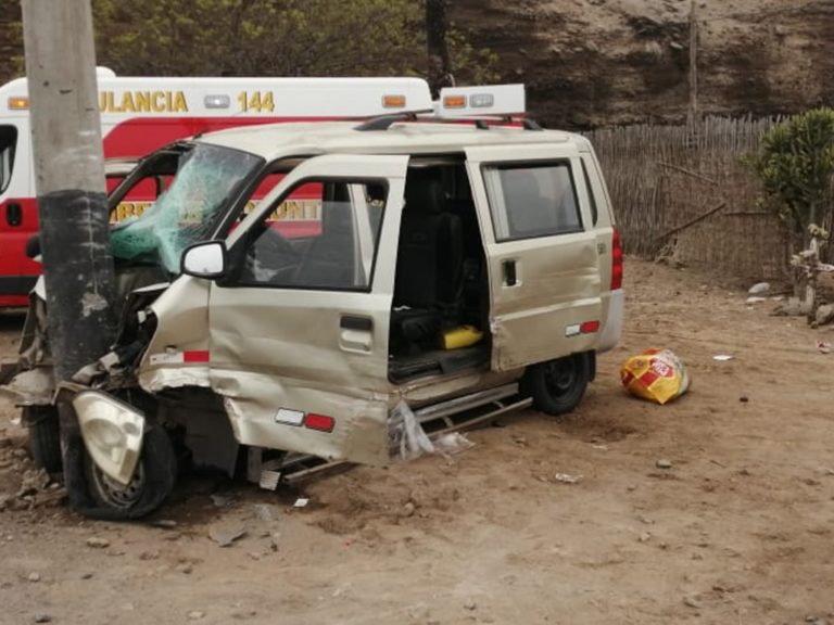 Violento accidente: Minivan se empotra en poste y deja diez heridos