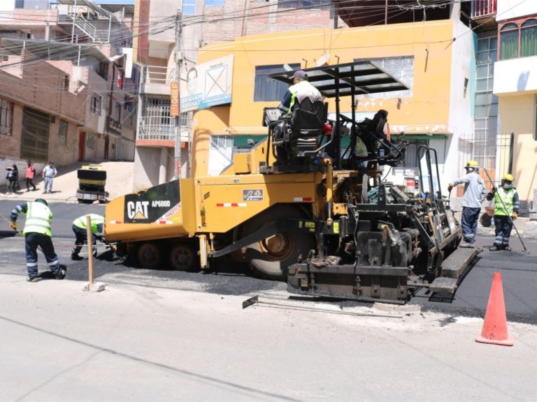 Con cuatro frentes de trabajo en simultaneo asfaltan vías en Moquegua