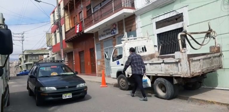 Mollendo: Camión estacionado sobre la vereda pone en riesgo a peatones