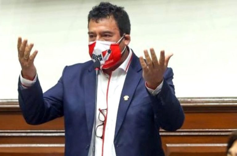 Edwin Martínez: explicó que renuncia de bancada obedeció a discrepancias con colegas