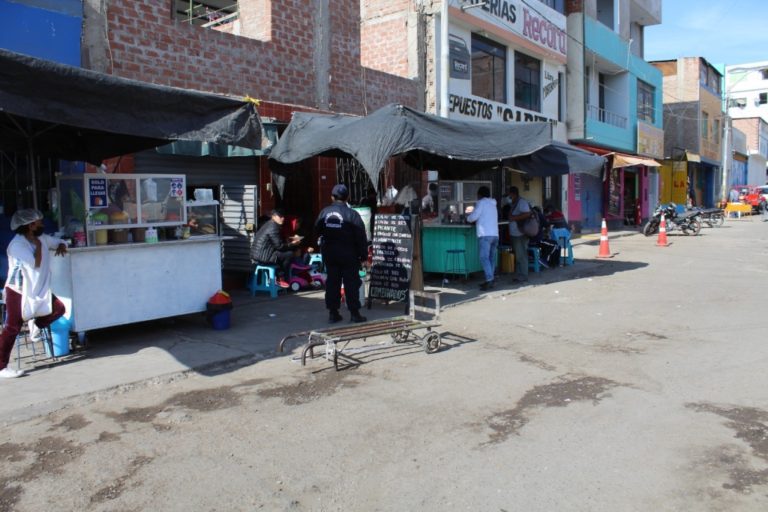 Moquegua: Vendedoras de alimentos de la calle Bolognesi incumplen norma sanitaria