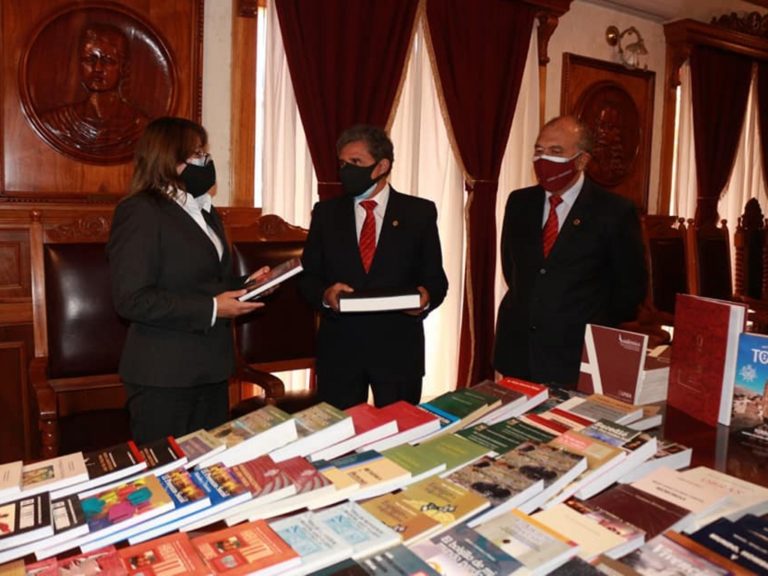 UNSA donó 118 libros a biblioteca municipal de Tiabaya
