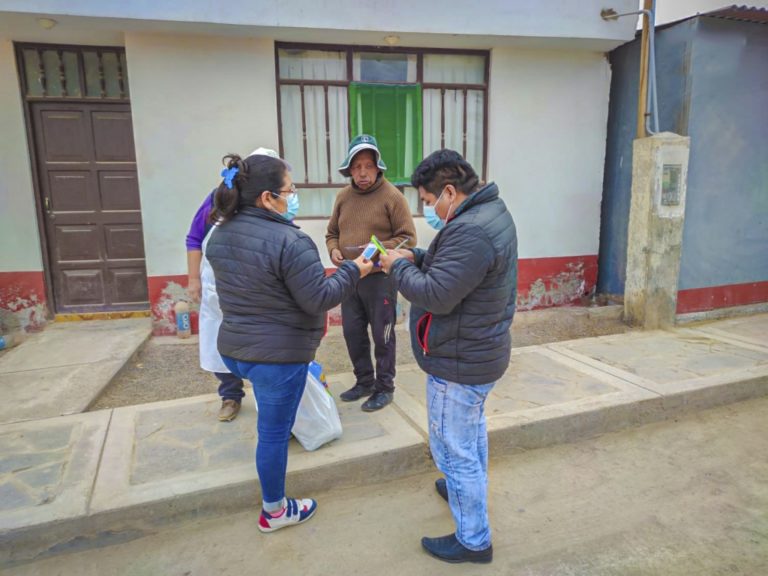 Punta de Bombón: municipio distribuye mascarillas entre adultos mayores