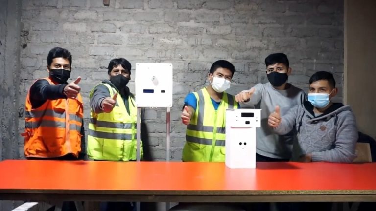 Jóvenes moqueguanos ganan el Desafío TEC 2021 con proyecto de dispensador de alcohol automático