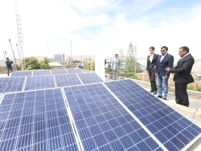 ARMA implementa paneles solares en escuelas públicas de Arequipa