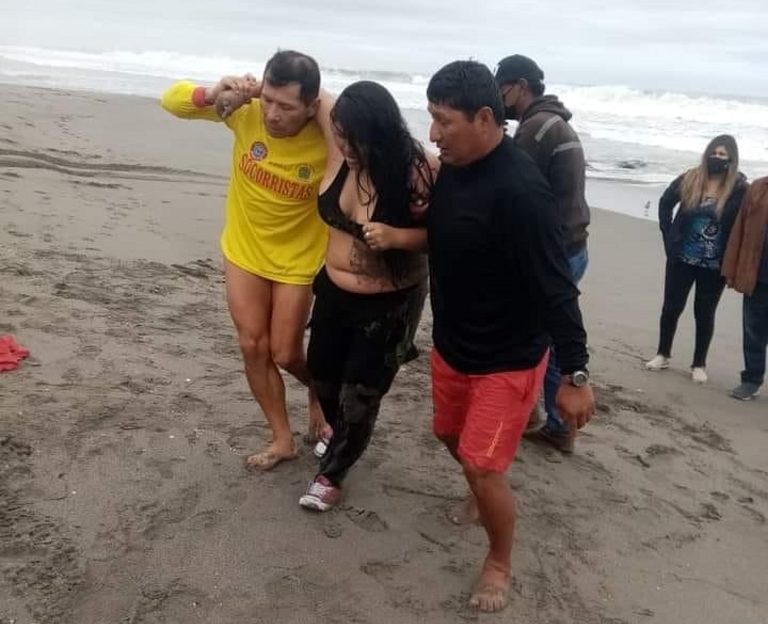 Rescatan a mujer de la segunda playa de Mollendo