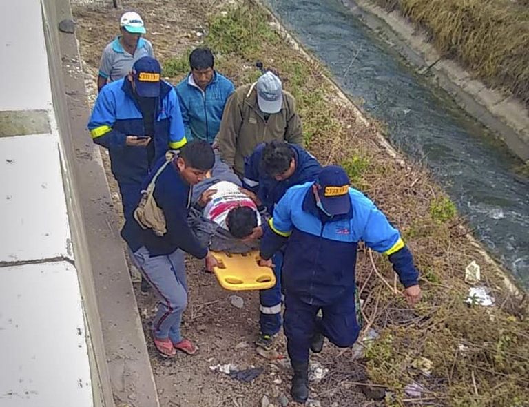 Rescatan a varón que cayó de bicicleta cerca de un canal en Punta de Bombón