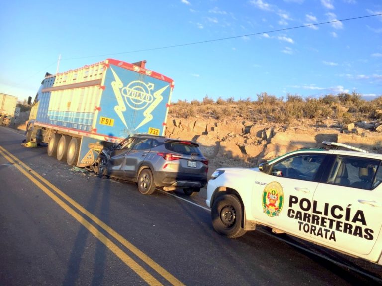 Moquegua: Camioneta se empotra contra camión y conductor salva de milagro 