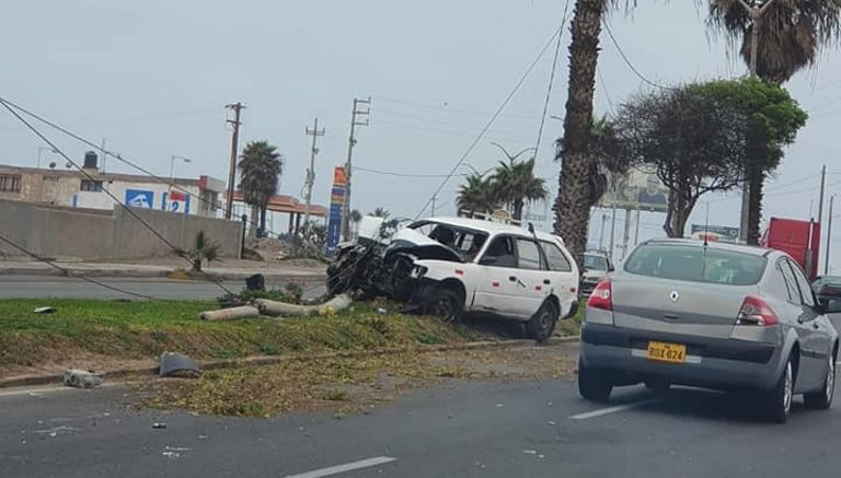Pacocha: Vehículo se estrella contra poste y dos resultan heridos