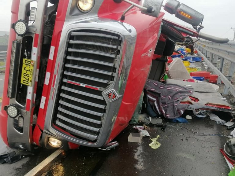 Chofer de camión frigorífico muere en violento choque en ingreso a Mejía