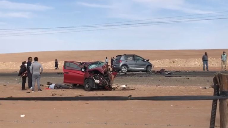 Dos muertos en choque frontal de autos en la ruta Matarani-Arequipa
