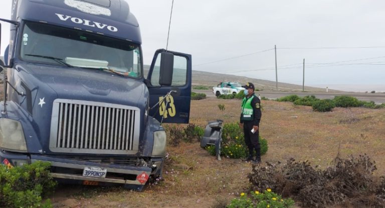 Tanque cisterna de nacionalidad boliviana se despista en las lomas de Ilo