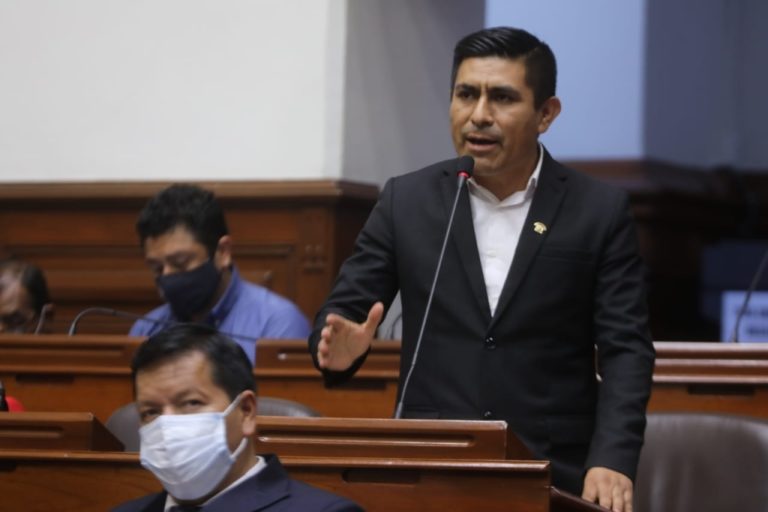 Cuestión de confianza “se está evaluando”, asegura congresista de Perú Libre