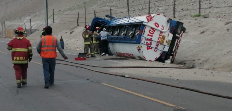 Cisterna con gasolina se despista y vuelca en la Costanera de Punta de Bombón