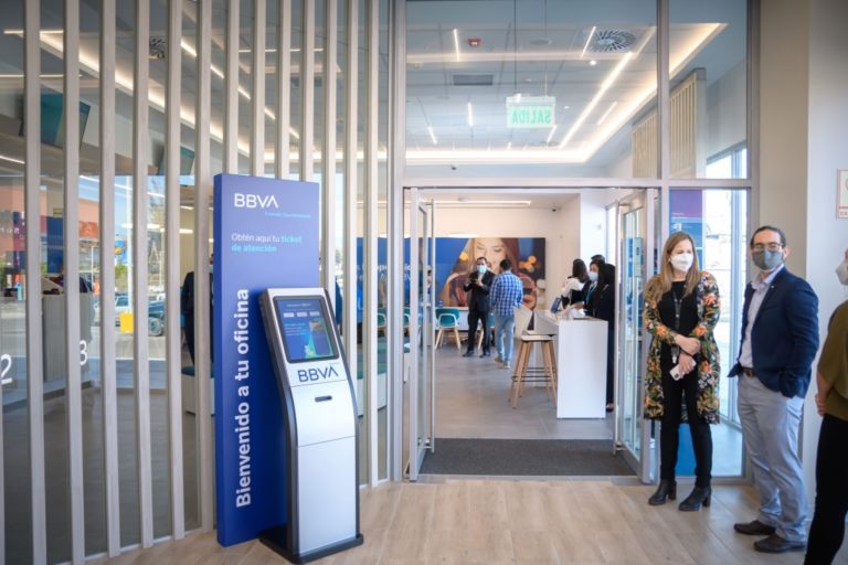 BBVA lleva a Moquegua la transformación de sus oficinas bancarias en agencias digitales
