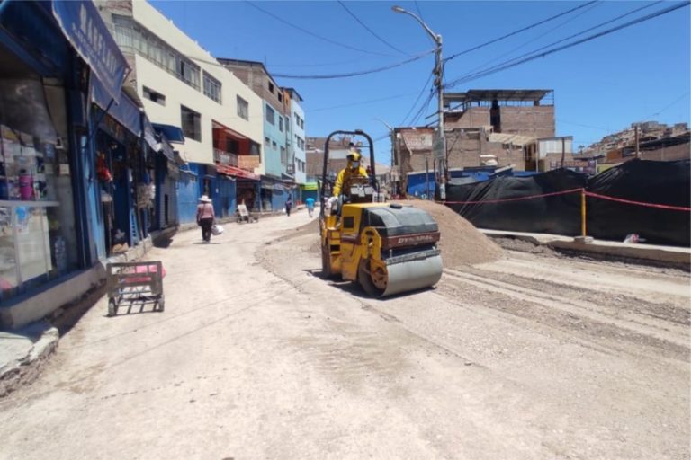 Municipalidad ejecuta cambio total de la estructura del pavimento de la Av. La Paz