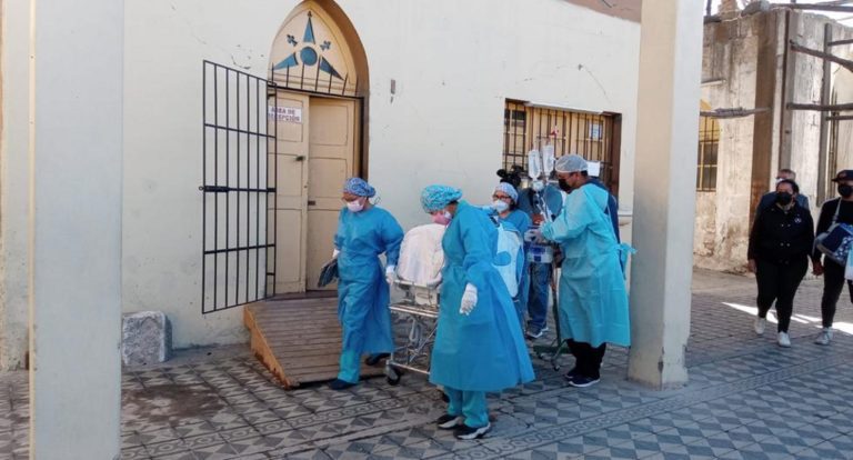 Hospital Goyeneche tuvo que alquilar y prestarse equipos para intervención a siameses