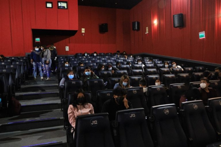 Autorizan a cines la venta de bebidas y alimentos a vacunados con dos dosis