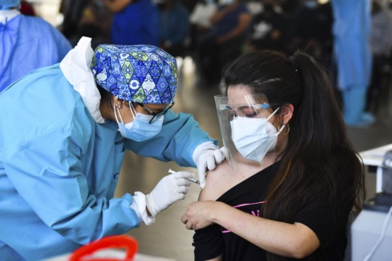 Arequipa: Estudiantes de nivel superior reciben segunda dosis de vacuna contra el Covid-19