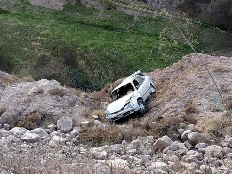 Vehículo cae a barranco en Torata y 2 resultan heridos