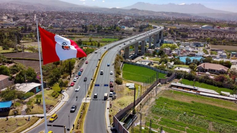 Izan la bandera nacional más grande en Arequipa