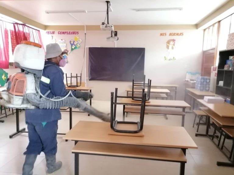 Realizan desinfección de colegios del distrito de Deán Valdivia