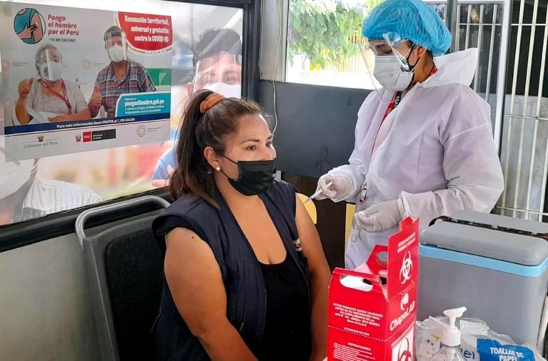 Arequipa: Pobladores manifiestan acudir a vacunarse coaccionados