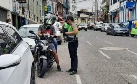 Mollendo: policía detiene a motociclista con licencia falsa