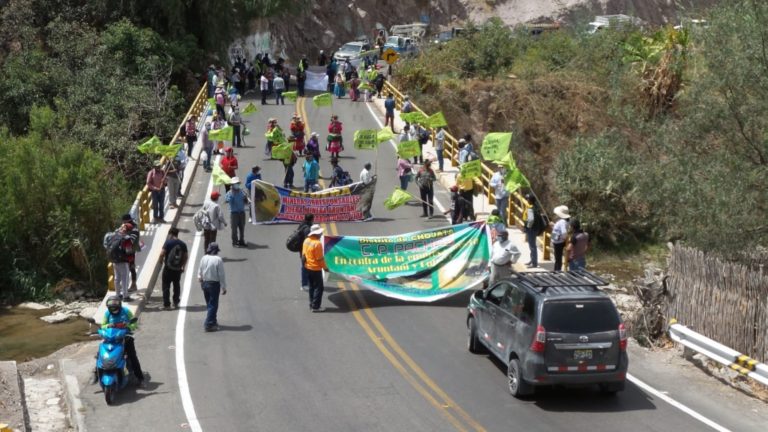 Primer día del paro de agricultores en Moquegua con bloqueo de la binacional