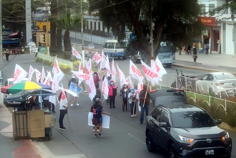 Ilo: Reducido número de docentes del Sutep realiza marcha de protesta