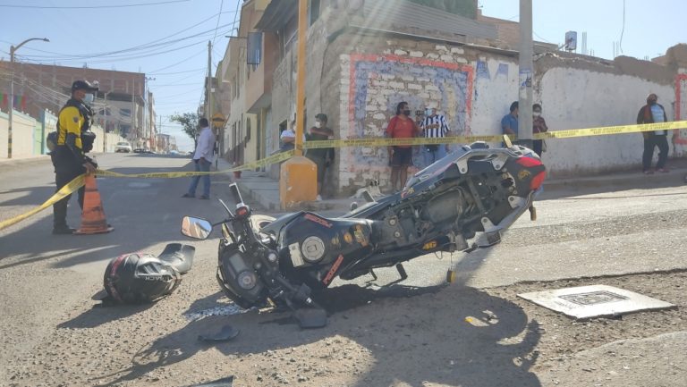 Moquegua: Un herido deja violento choque entre auto y moto lineal