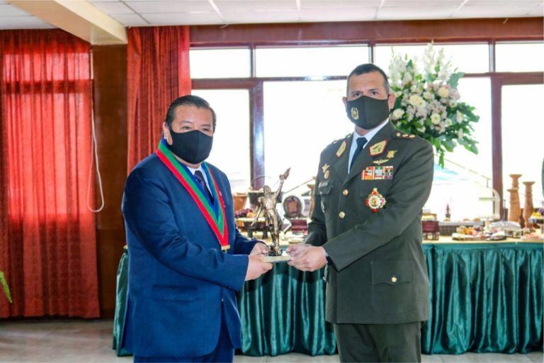 Alcalde Abraham Cárdenas fue reconocido por el Ejército Peruano