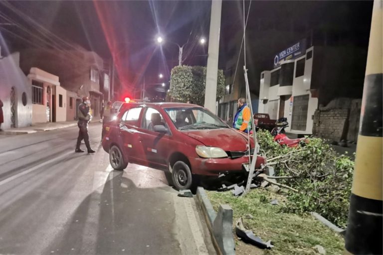 Moquegua: Vehículo se despista, se sube a sardinel y destroza árbol 