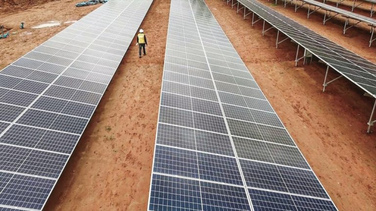 Moquegua: Planta Solar Rubí ahorra 1 millón de litros de agua aplicando limpieza en seco en más de medio millón de paneles