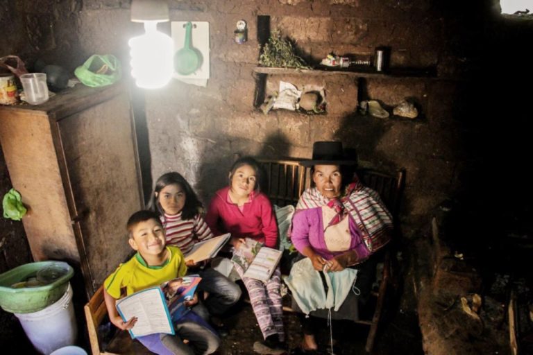 Gobierno presenta proyecto para descuento en recibos de luz de familias vulnerables