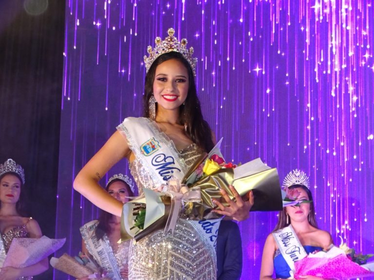 Salomé López Solari es elegida y coronada Miss Mollendo 2021