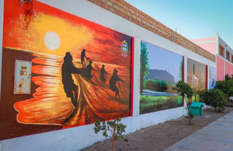 Jóvenes punteños pintan murales en colegio Vimatoca