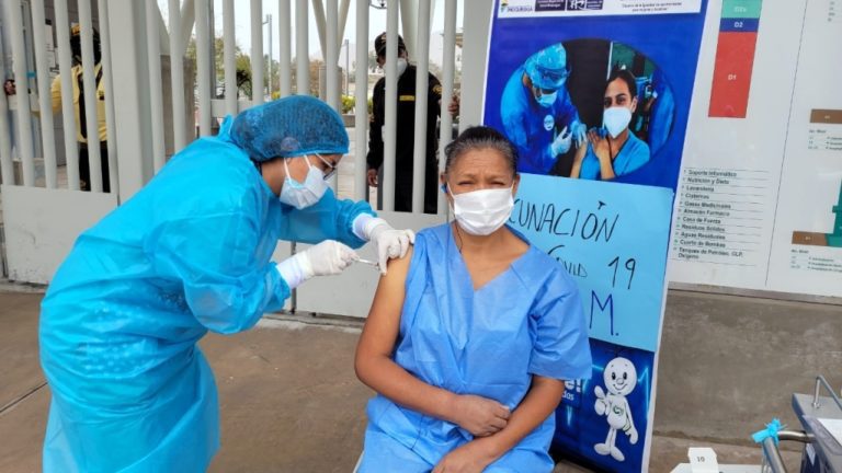 Se instala punto de vacunación en el Hospital Regional de Moquegua