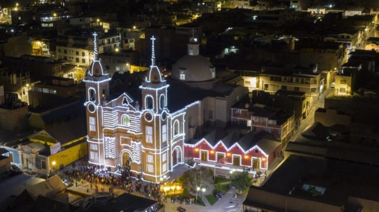 Southern Perú se suma a fiesta navideña con encendido de luces de Co Catedral de Moquegua