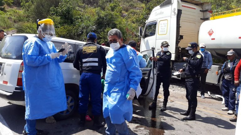 4 heridos es el saldo del choque entre Station Wagon y cisterna boliviano
