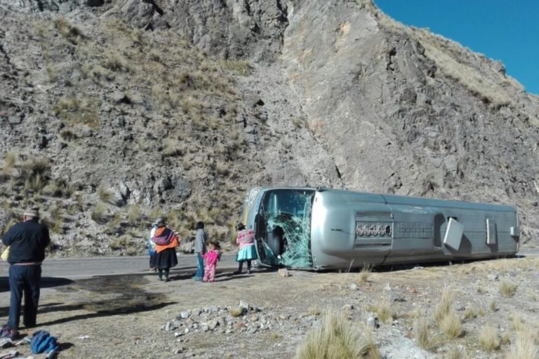 Accidente en vía Arequipa-Espinar deja una persona fallecida y 20 heridas