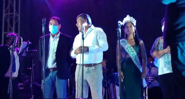 Abuchean al alcalde Julio Cornejo en serenata de aniversario de Cocachacra