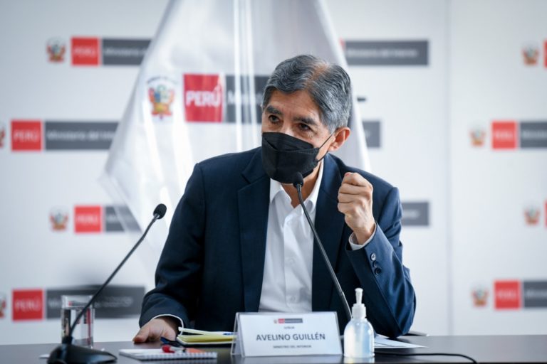 Avelino Guillén presentó su renuncia al cargo de ministro del Interior
