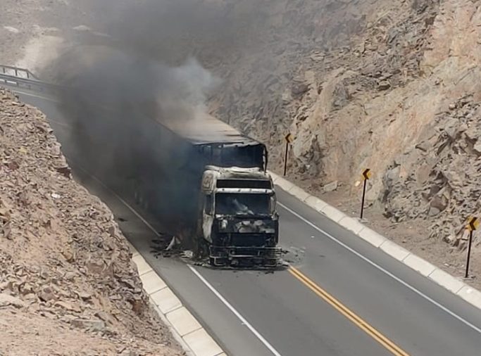 Camión de carga pesada arde en llamas en carretera Costanera