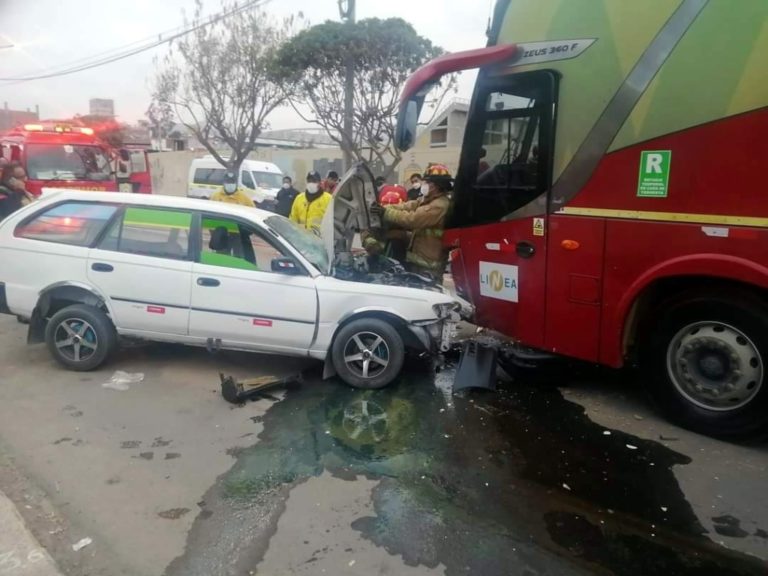 Moquegua: Bus de transporte de personal y auto chocaron frontalmente
